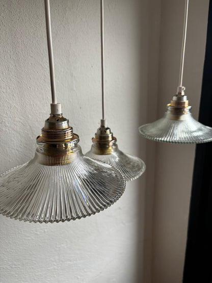 833 - Set van 3 - Vintage sierlijke glazen holophane hanglampen met ribbel glas