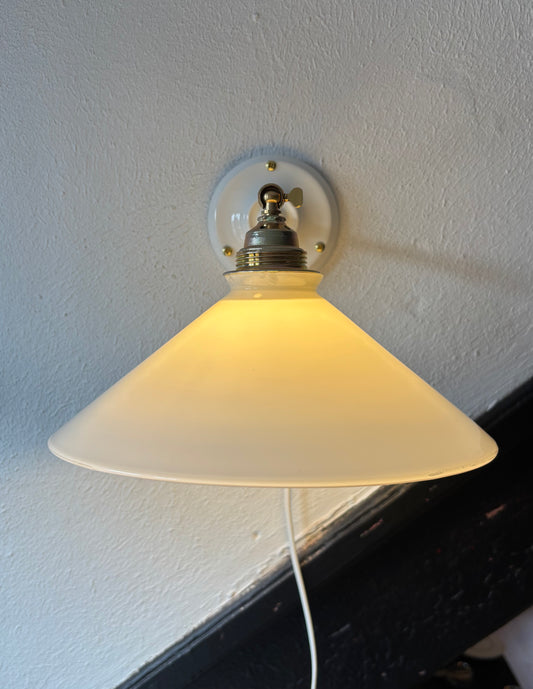 567/2 - Set van 2 - Vintage witte Franse 'driehoek' wandlampen