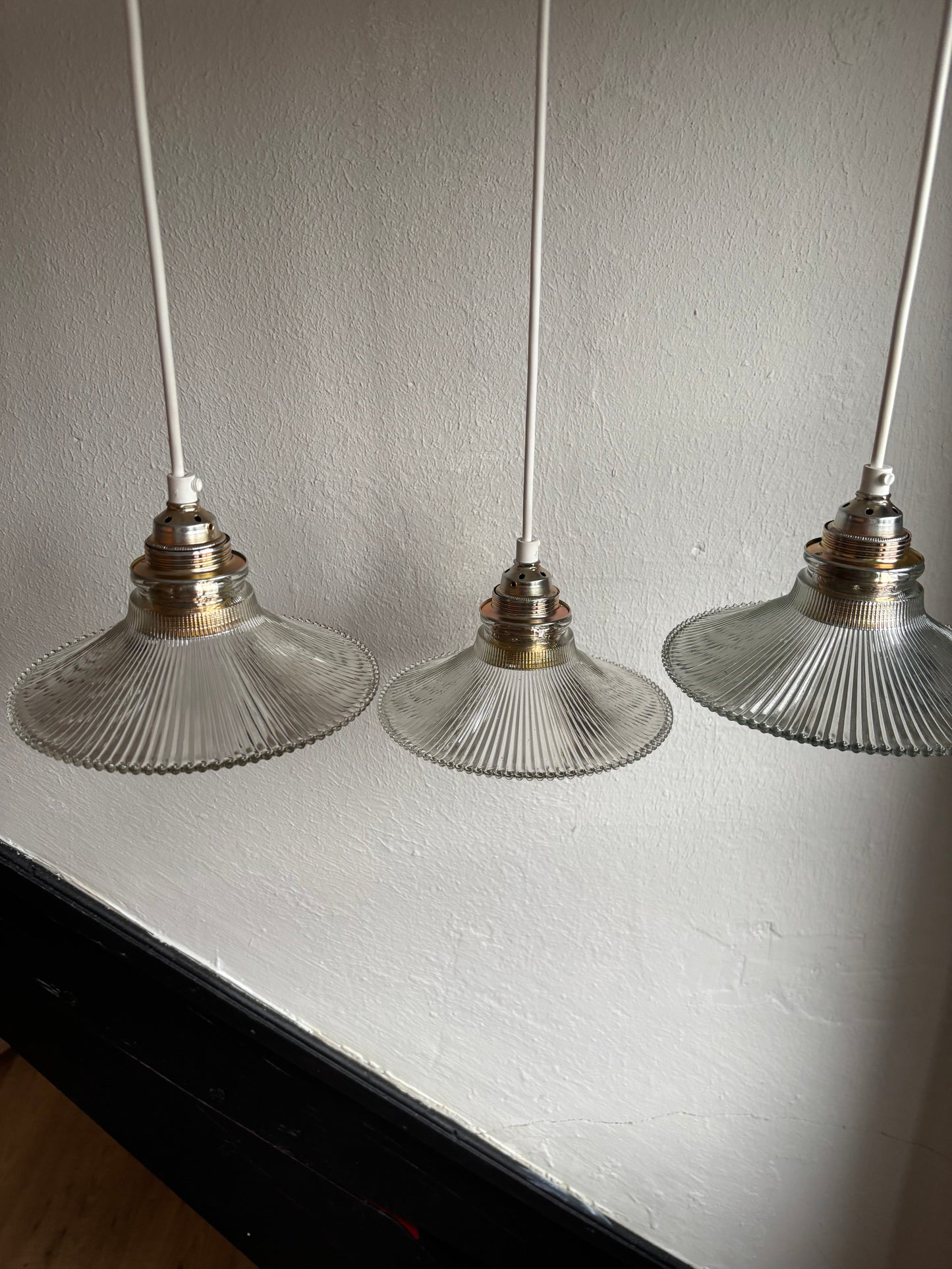 833 - Set van 3 - Vintage sierlijke glazen holophane hanglampen met ribbel glas