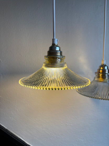 833 - Set van 3 - Vintage sierlijke glazen holophane hanglampen met ribbel glas