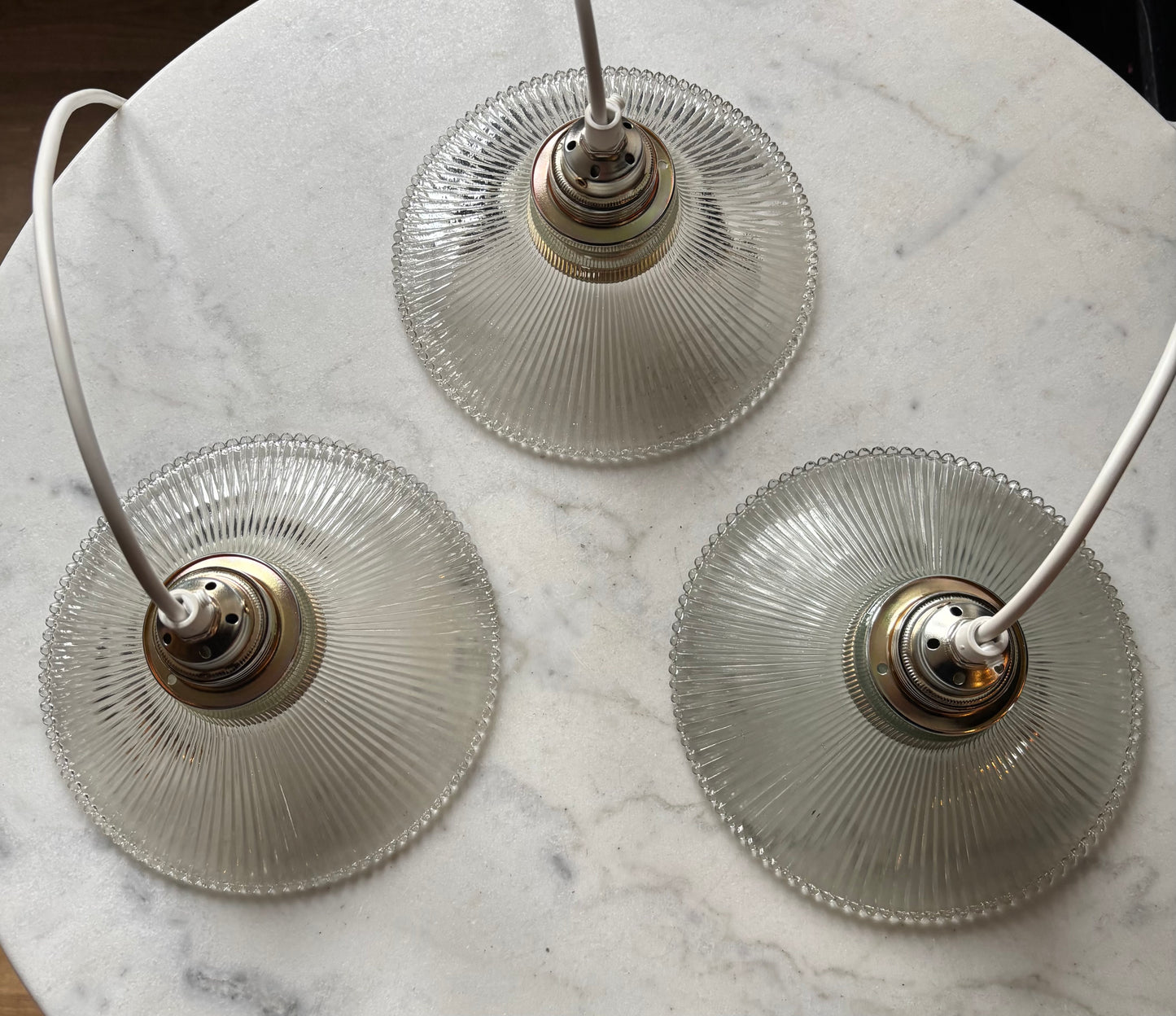 833 - Set van 3 - Vintage sierlijke glazen holophane hanglampen met ribbel glas