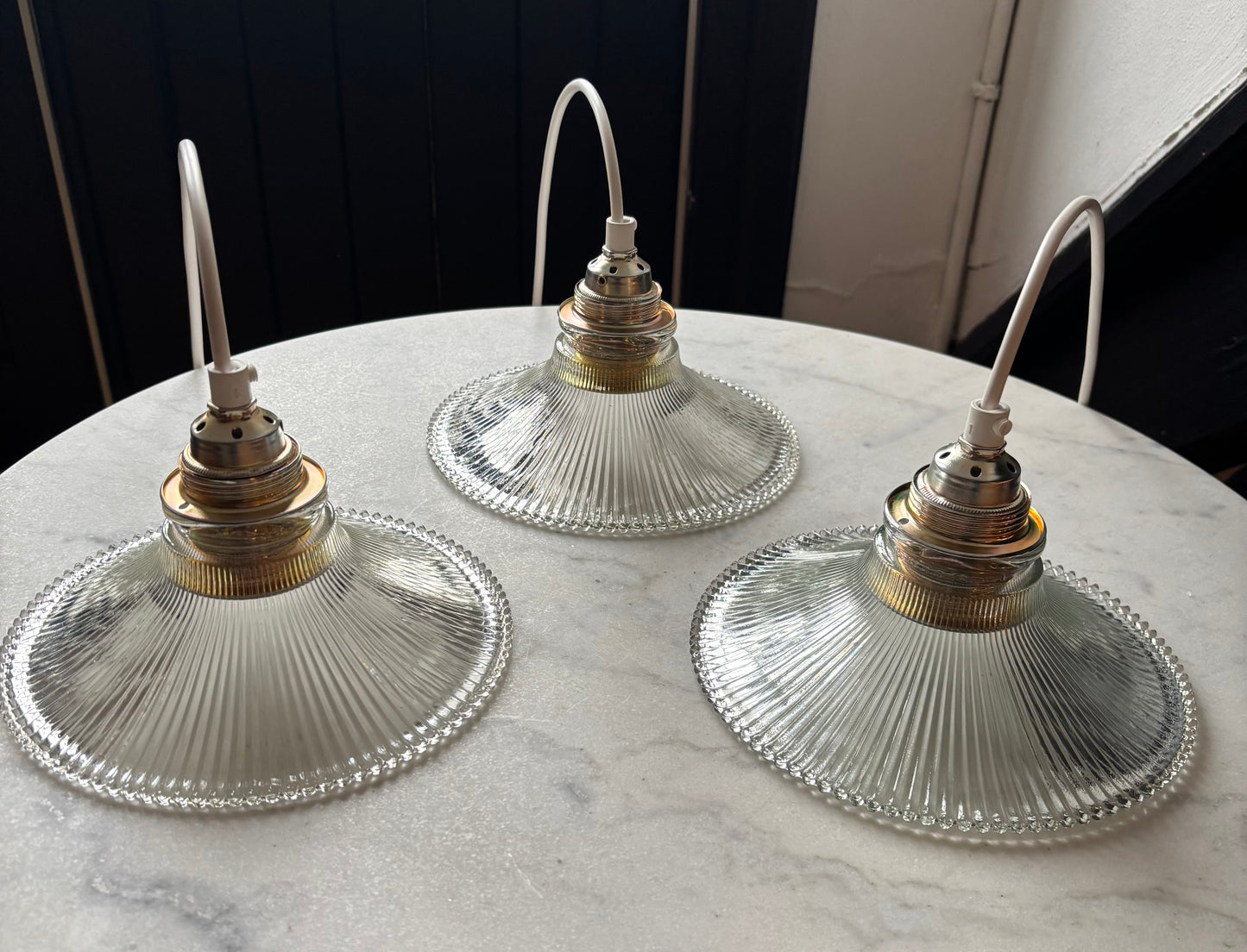 833 - Set van 3 - Vintage sierlijke glazen holophane hanglampen met ribbel glas